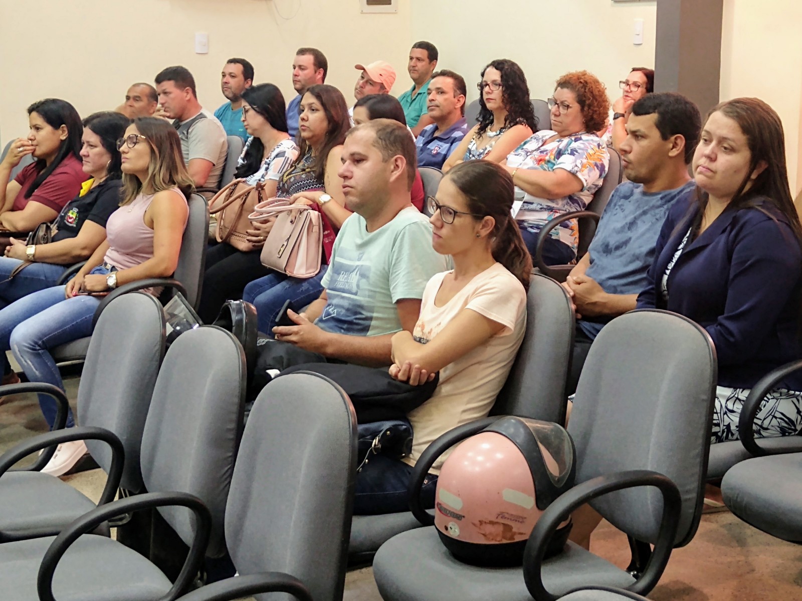 Servidores públicos do município vieram acompanhar a discussão sobre o novo plano de carreira.